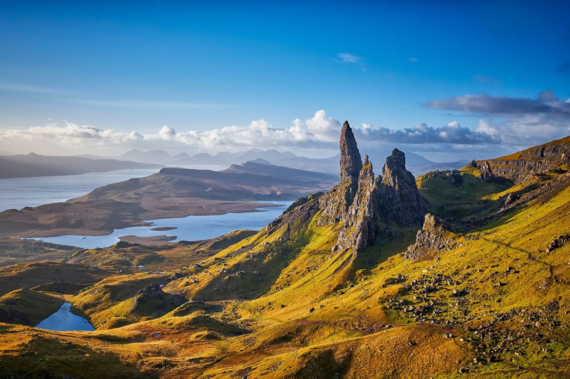 Gabriella y Dan subieron juntos al Old Man of Storr durante su estancia en la isla de Skye. Crédito: 1111IESPDJ/E+/Getty Images