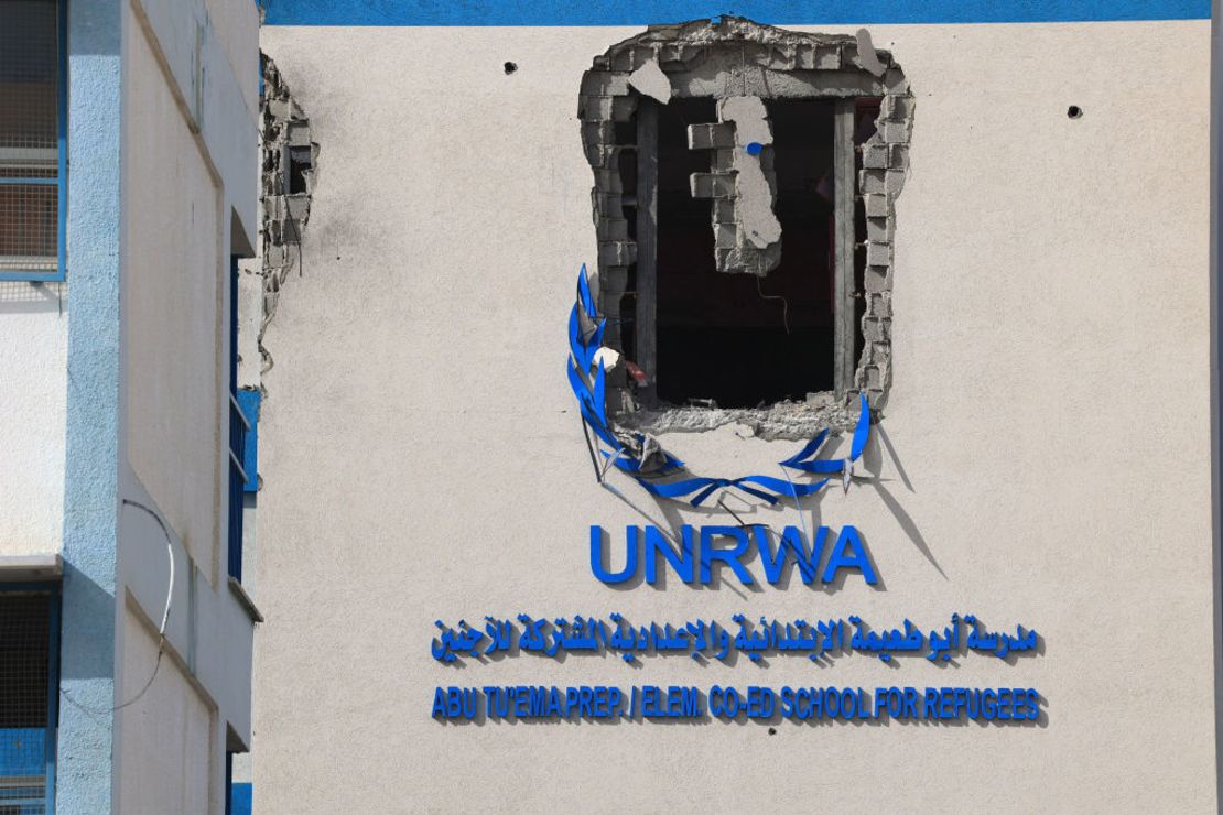 Una fotografía tomada el 27 de noviembre de 2023 muestra una escuela de la UNRWA gravemente dañada tras los ataques israelíes en la aldea de Khuzaa.