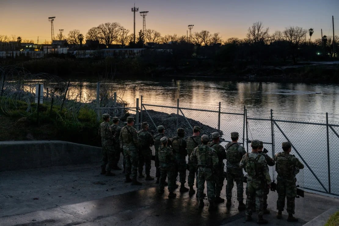 Soldados de la Guardia Nacional de Texas hacen guardia a orillas del Río Grande en Shelby Park en Eagle Pass, Texas, el 12 de enero.