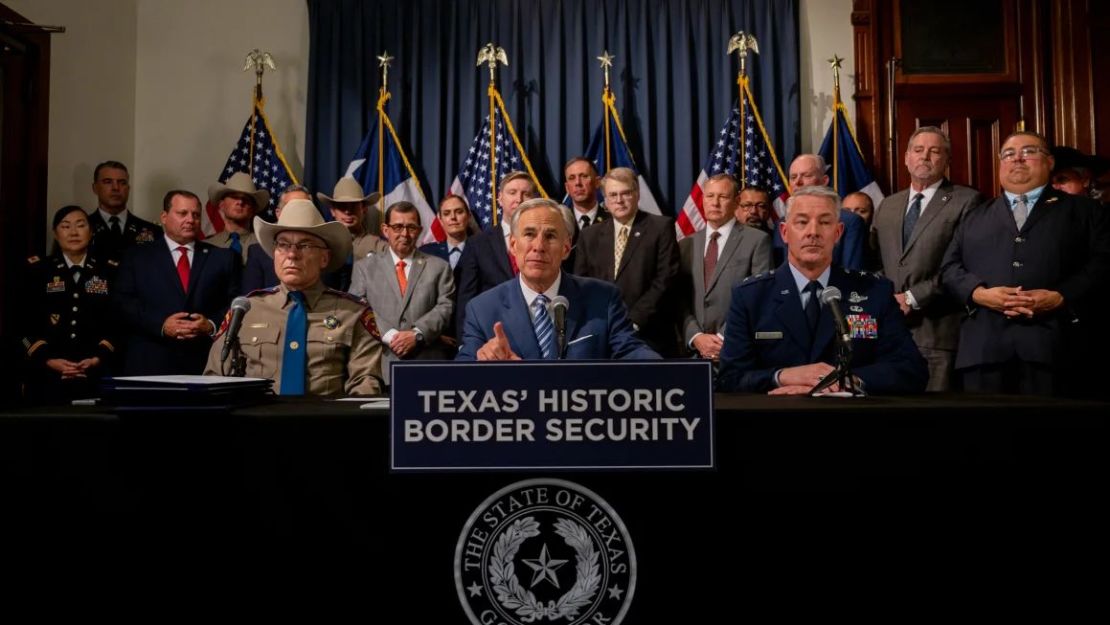 El gobernador de Texas, Greg Abbott, en el centro, habla junto con el director del Departamento de Seguridad Pública de Texas, Steve McCraw, y el general de división de Texas, Thomas Suelzer, durante una conferencia de prensa el 8 de junio de 2023 en Austin.