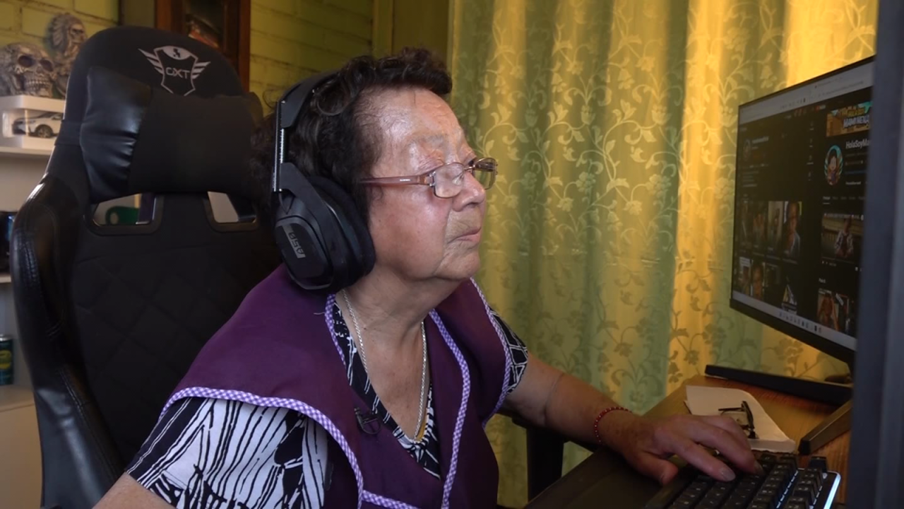 CNNE 1557429 - conoce a "mami nena" la abuelita de 81 anos "guerrera y gamer" del "free fire"