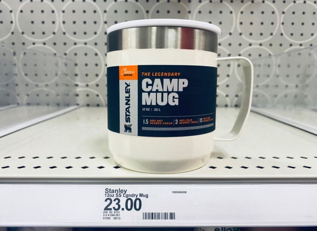 La taza Legendary Camp de Stanley es la última taza de Stanley disponible en los estantes de una tienda minorista en Pasadena, California, el 24 de enero de 2024.