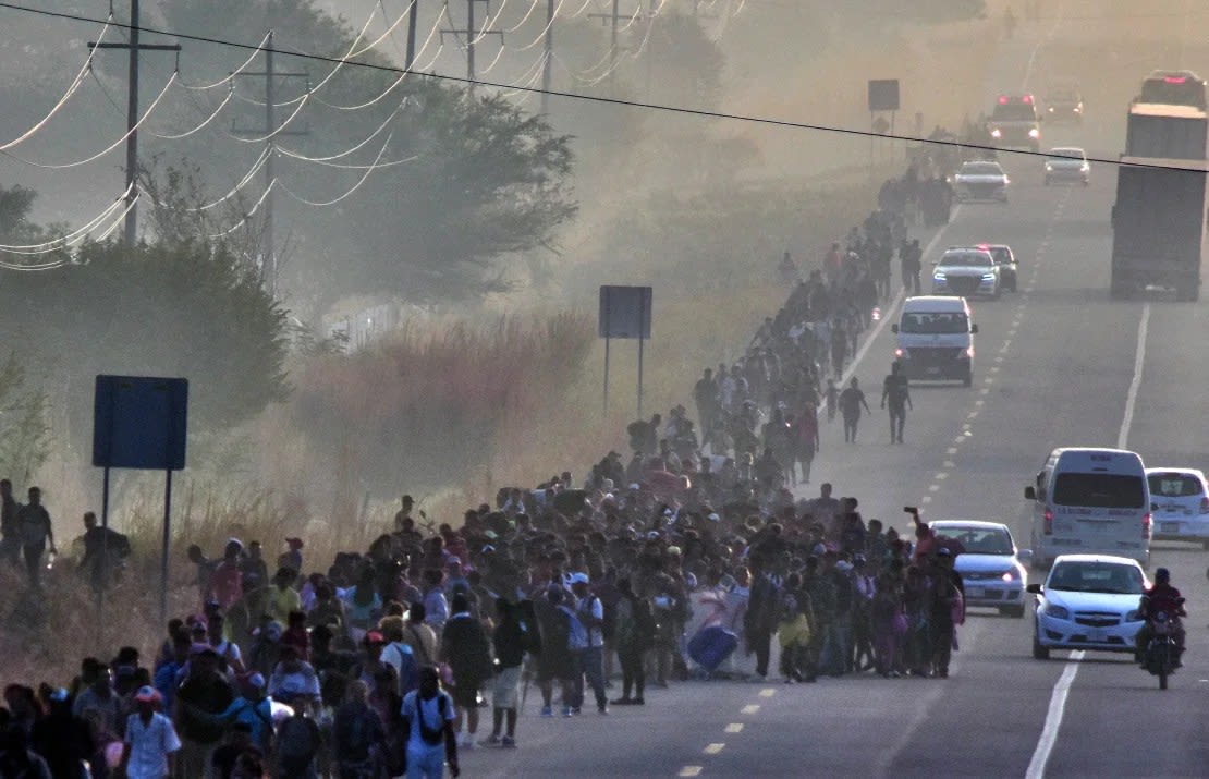 Migrantes participan en una caravana hacia la frontera con Estados Unidos en el estado de Chiapas, México, el 8 de enero de 2024.