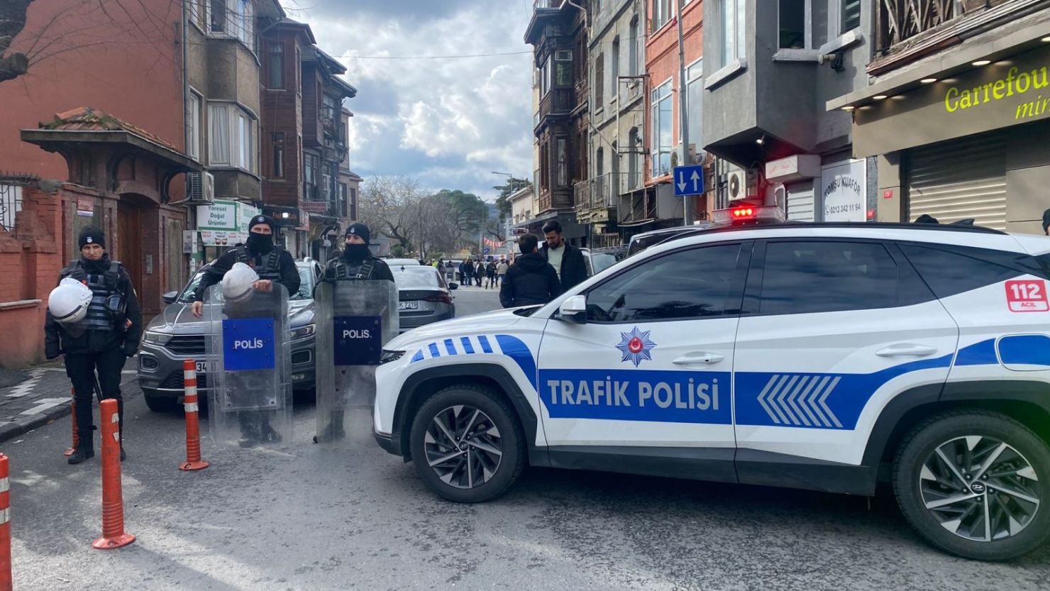 La policía responde a un ataque de dos hombres armados a una iglesia en Estambul, Turquía, el 28 de enero de 2024.