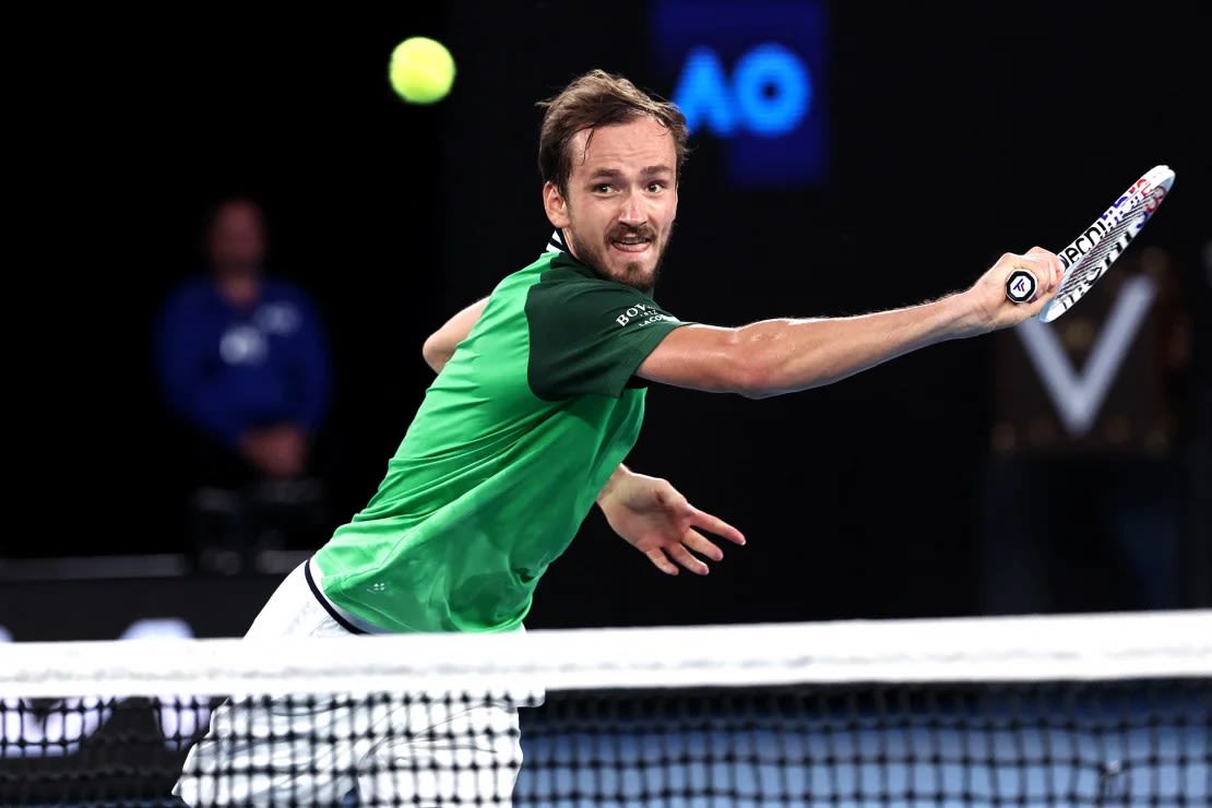 Daniil Medvedev regresa durante la final individual masculina del Abierto de Australia.