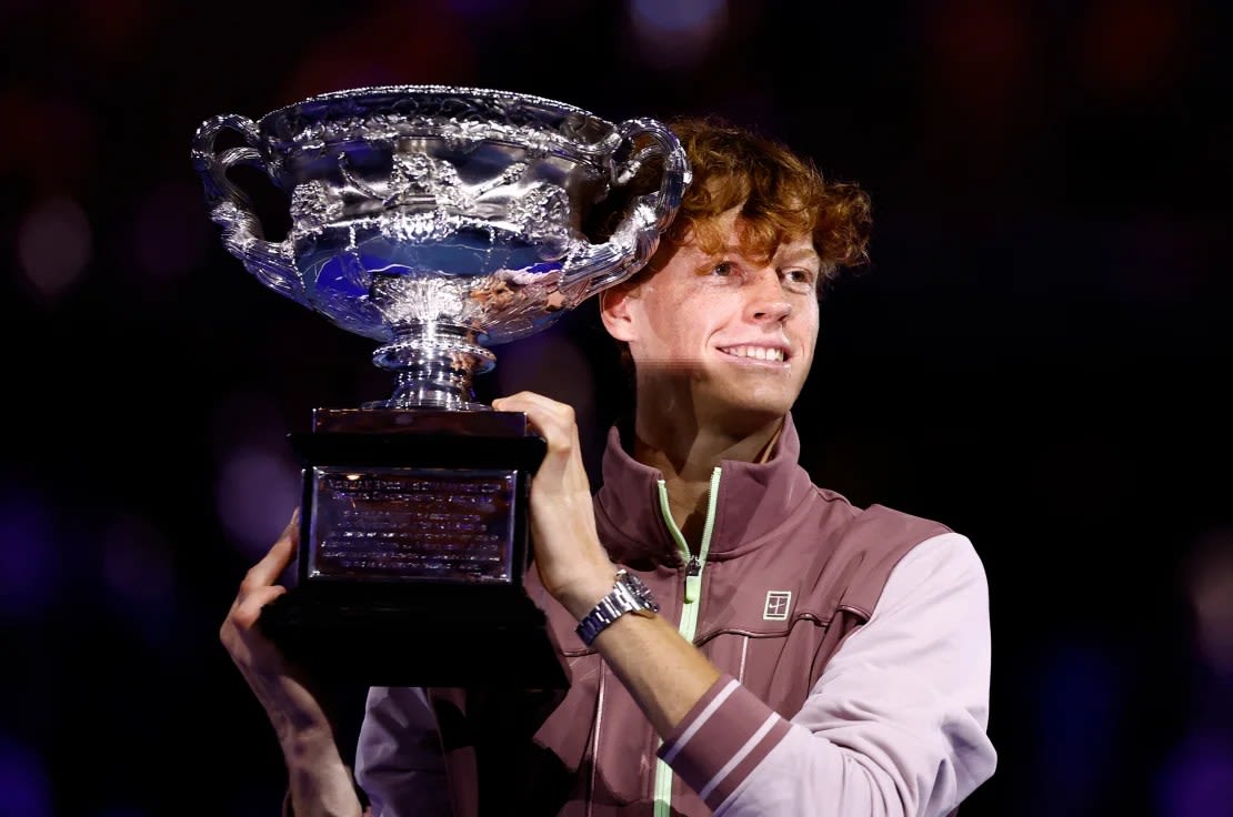 Jannik Sinner celebra con el trofeo tras ganar el título del Abierto de Australia.