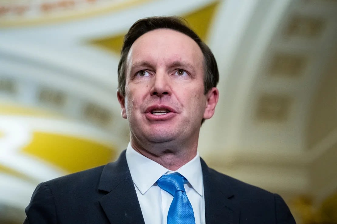 El senador Chris Murphy habla con los medios de comunicación en el Capitolio de los Estados Unidos en Washington, D.C., el 9 de enero de 2024.