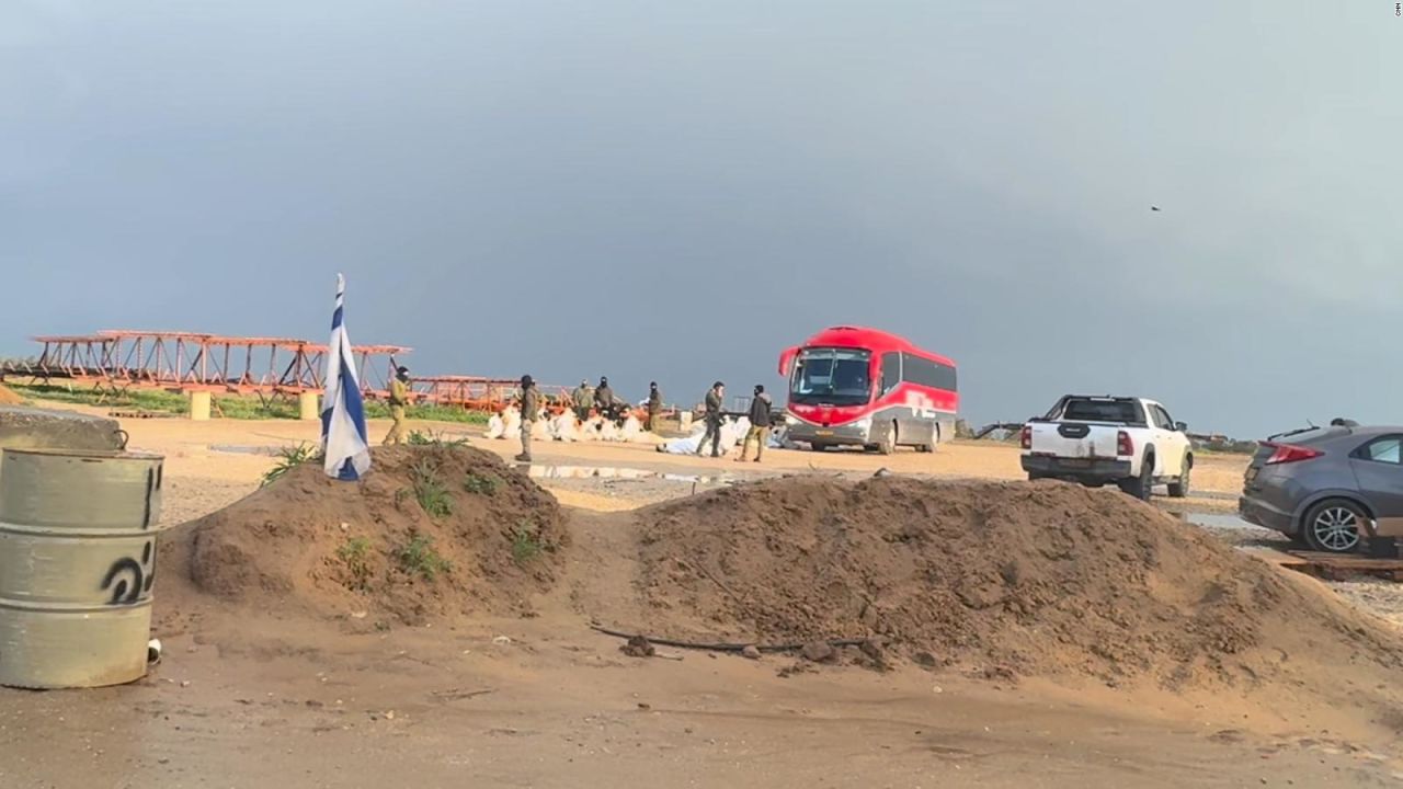 CNNE 1557689 - video muestra a detenidos palestinos descalzos y con los ojos vendados