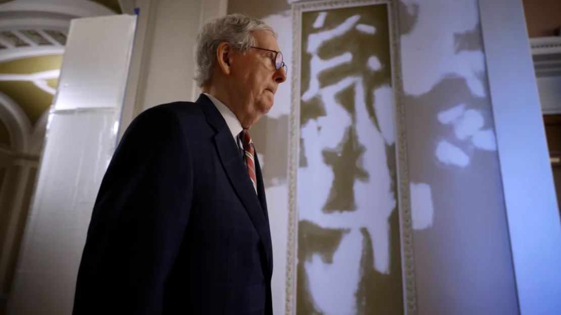 El líder de la minoría del Senado, Mitch McConnell, regresa a sus oficinas en el Capitolio de Estados Unidos después de pronunciar un discurso en el pleno del Senado el 1 de junio de 2023 en la ciudad de Washington.