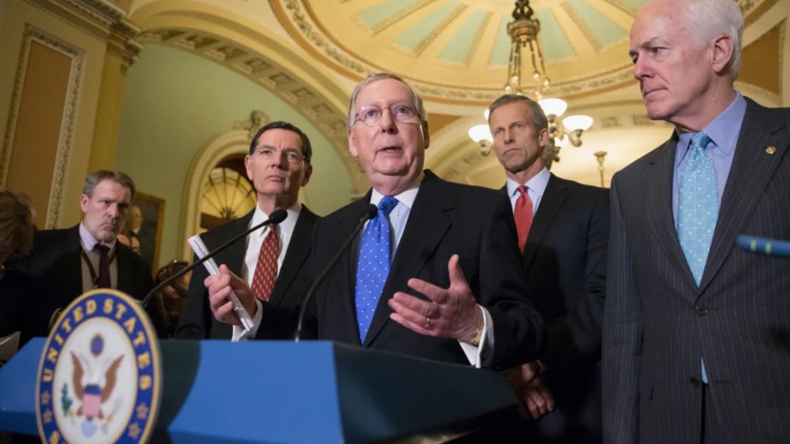 McConnell (en el centro), acompañado, desde la izquierda, por el senador John Barrasso, el senador John Thune y el senador John Cornyn, habla con los periodistas en el Capitolio en Washington el 1 de marzo de 2016.