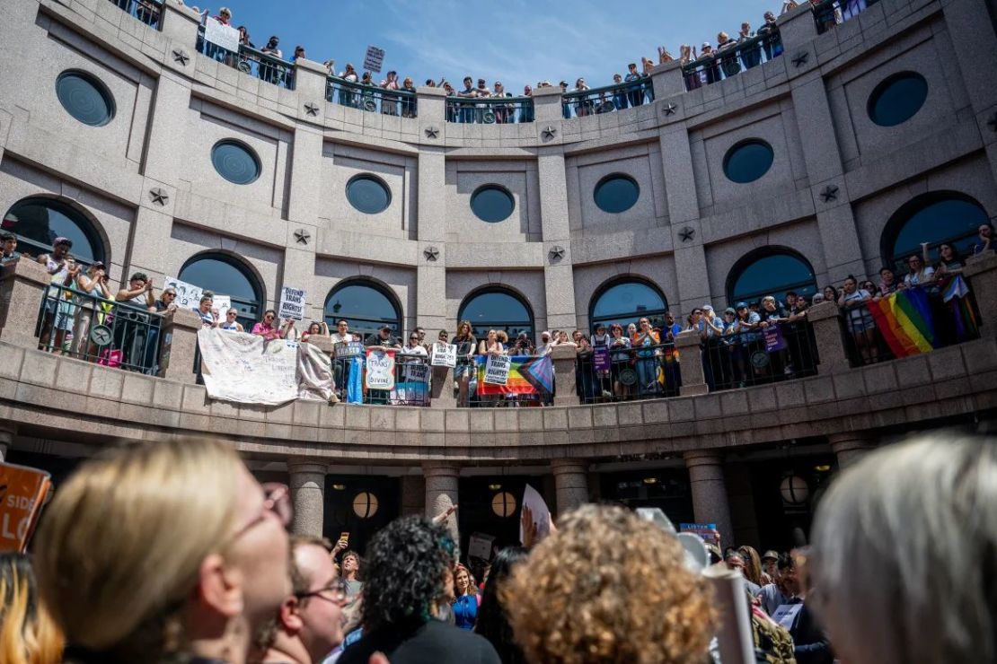 Un grupo de personas protesta contra la ley SB 14 y otra similar durante la concentración "Luchemos por nuestras vidas"mel 23 de marzo en el Capitolio del Estado de Texas.