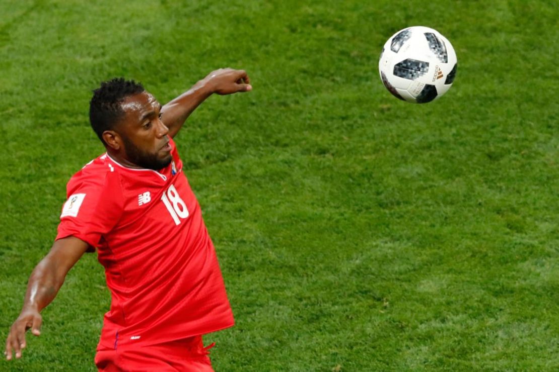 Luis Tejada mira el balón durante el partido de fútbol del Grupo G del Mundial Rusia 2018 entre Panamá y Túnez en el Mordovia Arena en Saransk el 28 de junio de 2018.