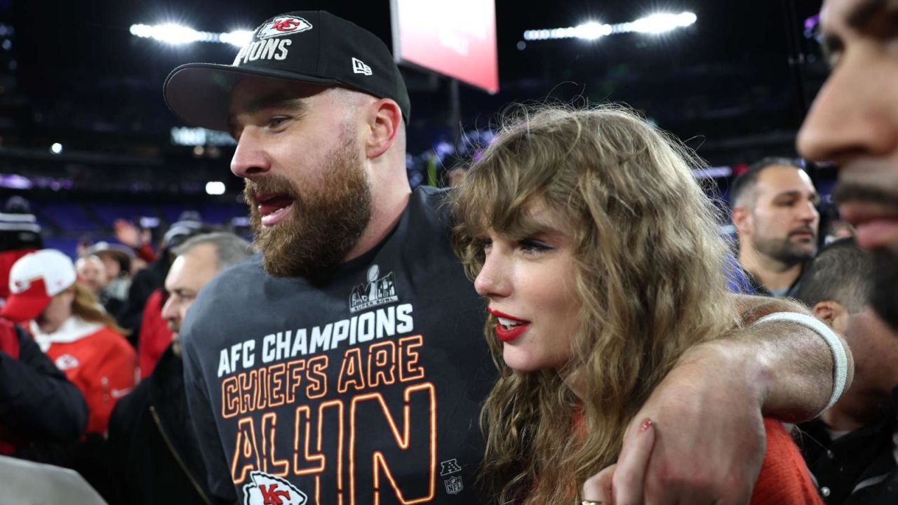 CNNE 1557815 - el abrazo de taylor swift a travis kelce tras el triunfo de los chiefs