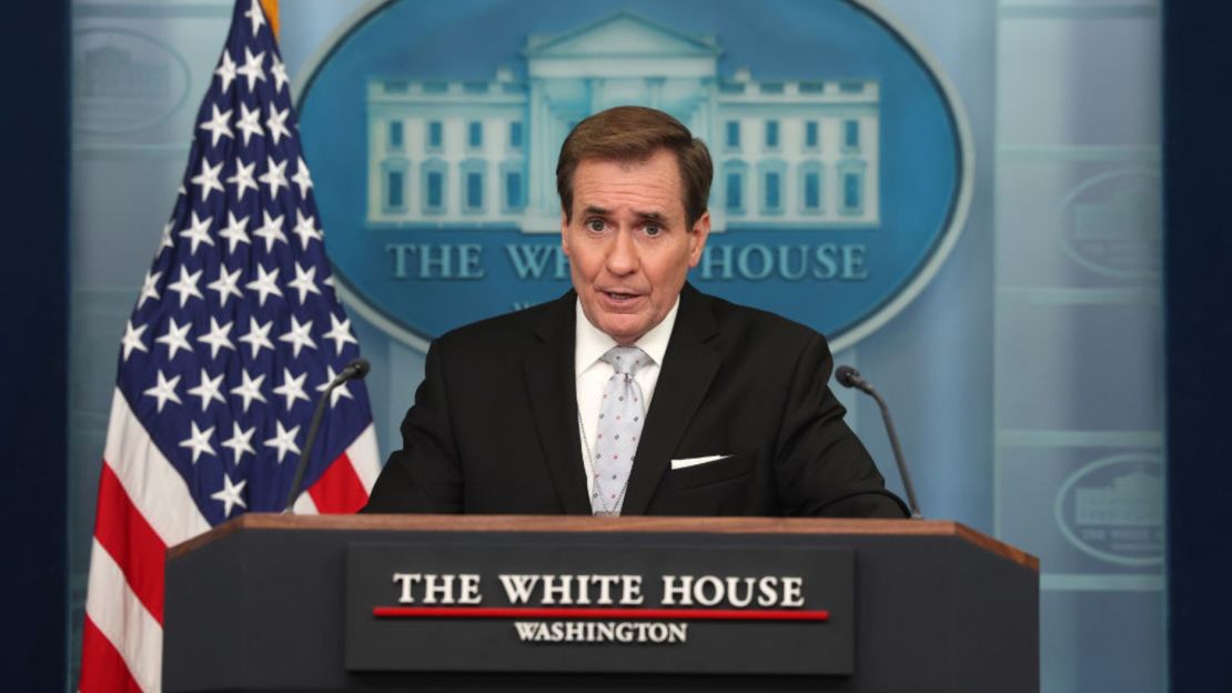 John Kirby, coordinador de Comunicaciones Estratégicas del Consejo de Seguridad Nacional de la Casa Blanca, habla en la rueda de prensa diaria en la Casa Blanca el 26 de enero de 2024 en la ciudad de Washington.