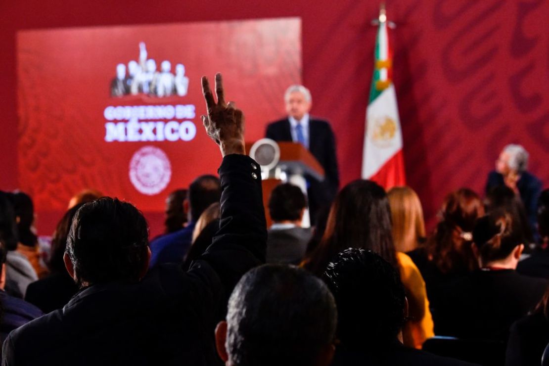 Un reportero levanta la mano para preguntar durante la conferencia de prensa matutina diaria del presidente mexicano Andrés Manuel López Obrador en el Palacio Nacional en la Ciudad de México el 21 de noviembre de 2019.