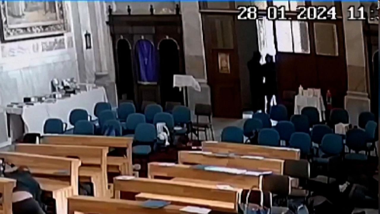 CNNE 1558011 - reportero analiza las imagenes del tiroteo en la iglesia de estambul