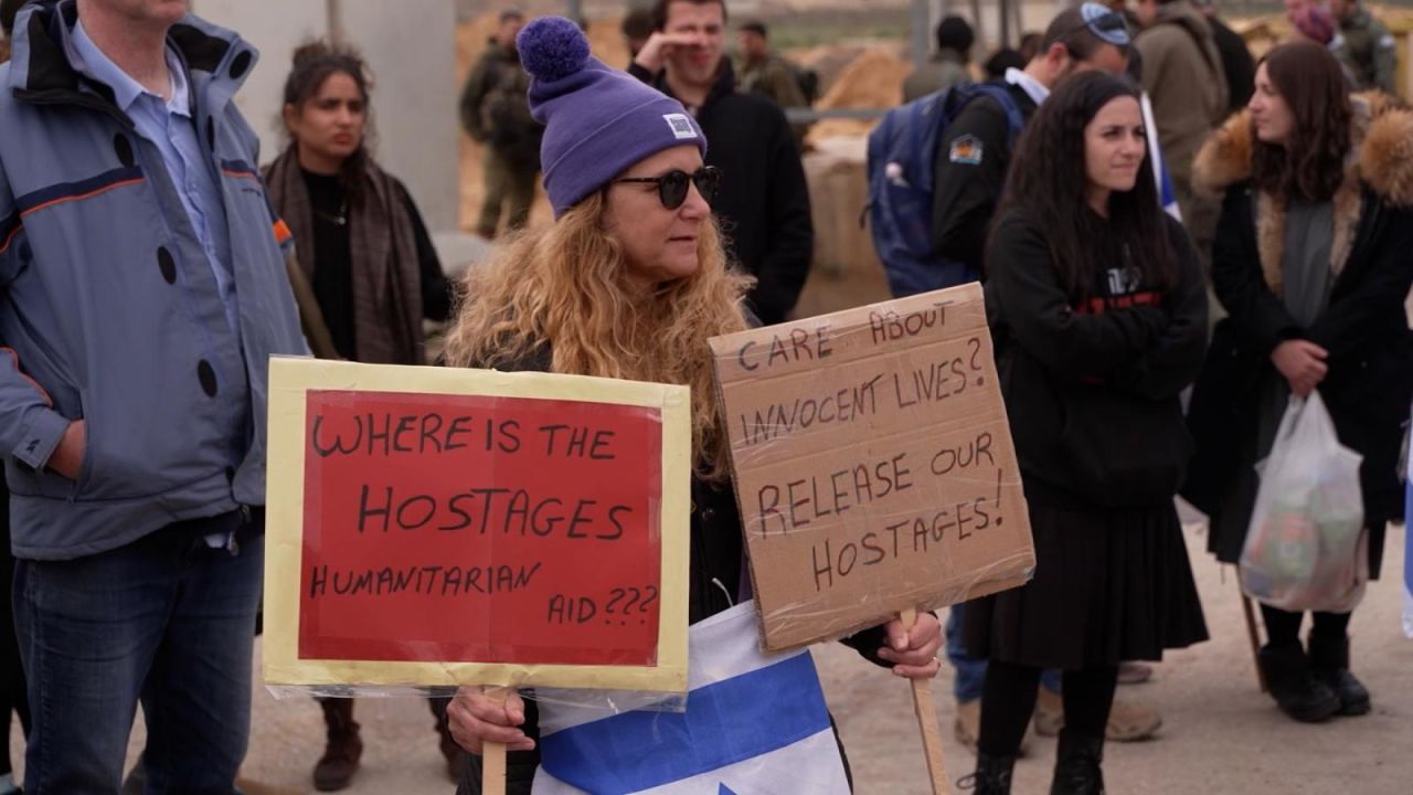 CNNE 1558065 - manifestantes israelies bloquean la ayuda a gaza