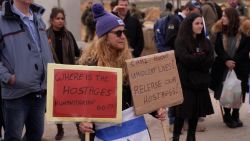 CNNE 1558065 - manifestantes israelies bloquean la ayuda a gaza