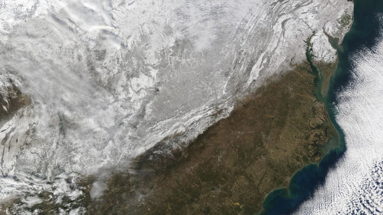 CNNE 1558084 - tormentas de nieve- mira como se ven desde el espacio