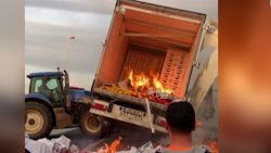 CNNE 1558171 - grupo de manifestantes incendio un camion en medio de protestas en francia