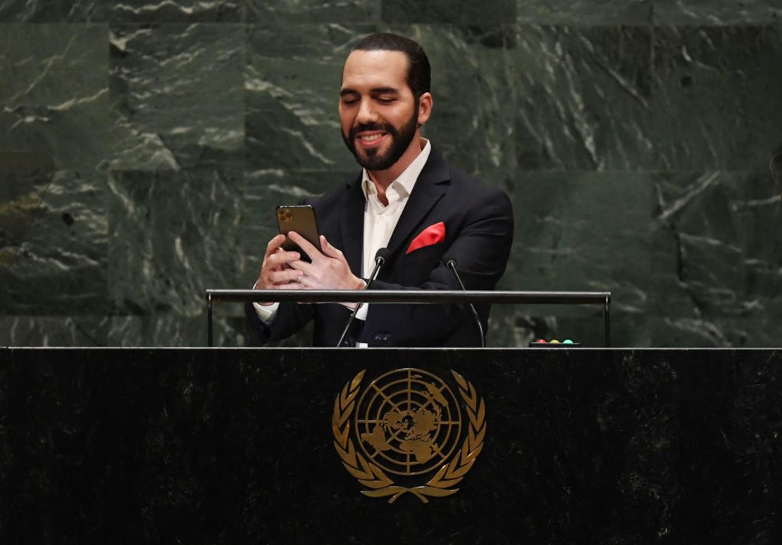 El presidente de El Salvador, Nayib Armando Bukele, se toma una selfie durante la 74ª Sesión de la Asamblea General en la sede de la ONU en Nueva York el 26 de septiembre de 2019.