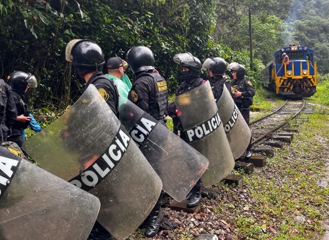 La policía asegura las vías del tren cerca de Machu Picchu el 25 de enero de 2024 durante una manifestación contra la apertura de la venta de boletos en línea a la ciudadela Inca.Crédito: CAROLINA PAUCAR/AFP vía Getty Images