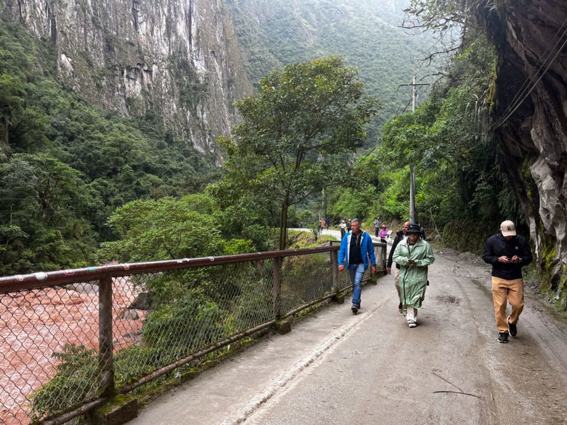 Los turistas regresan a pie después de visitar las ruinas de Machu Picchu mientras los operadores turísticos realizan una huelga, el 26 de enero de 2024. Crédito: CAROLINA PAUCAR/AFP vía Getty Images.