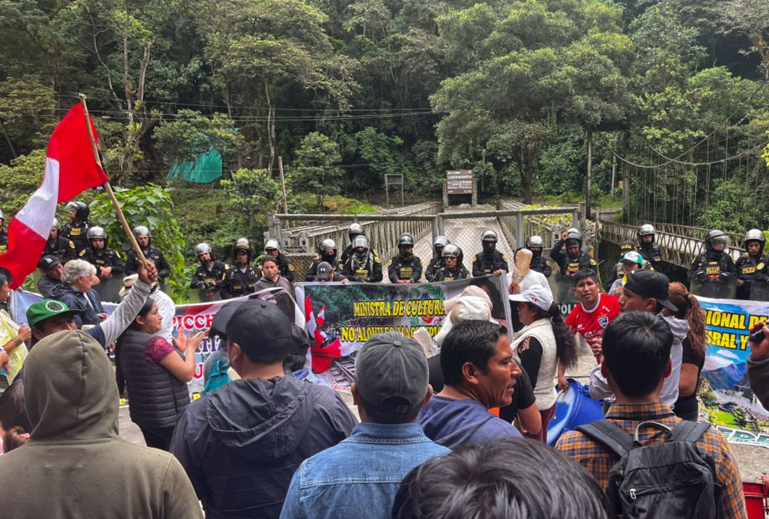 Miembros de la policía hacen guardia en la entrada de las ruinas de Machu Picchu mientras operadores turísticos y residentes realizan una huelga el 26 de enero de 2024. Crédito: CAROLINA PAUCAR/AFP vía Getty Images.