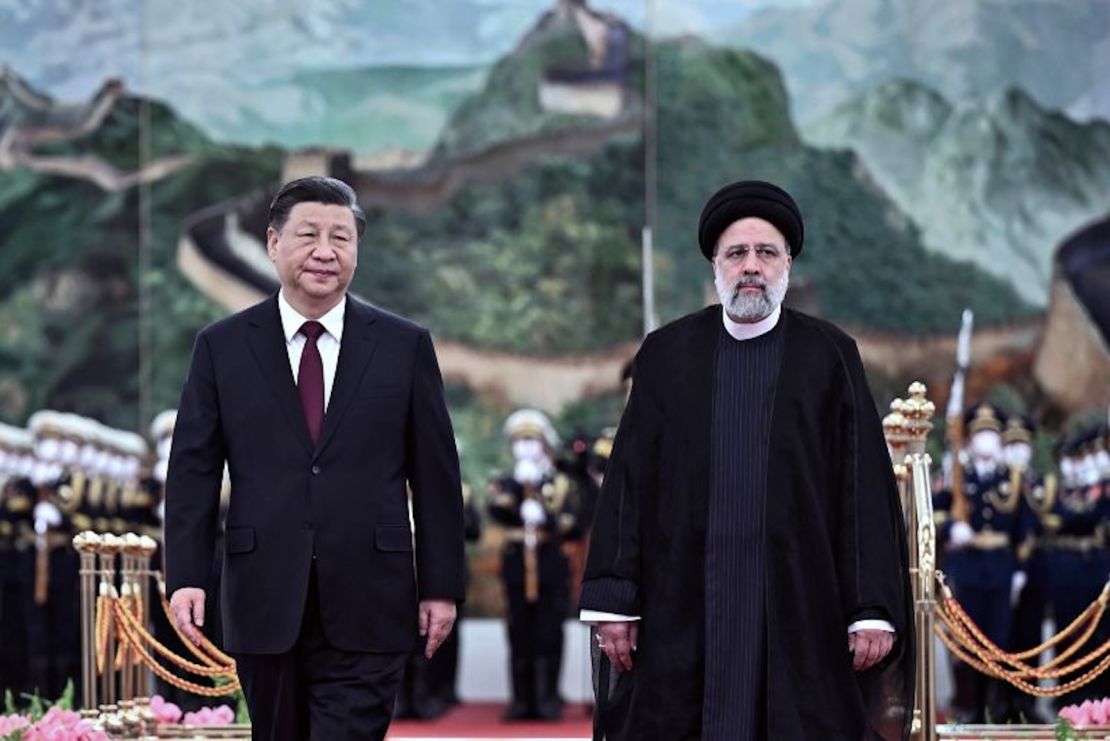 El líder chino Xi Jinping y el presidente iraní Ebrahim Raisi pasan revista a una guardia de honor durante una ceremonia de bienvenida en Beijing el 14 de febrero de 2023.