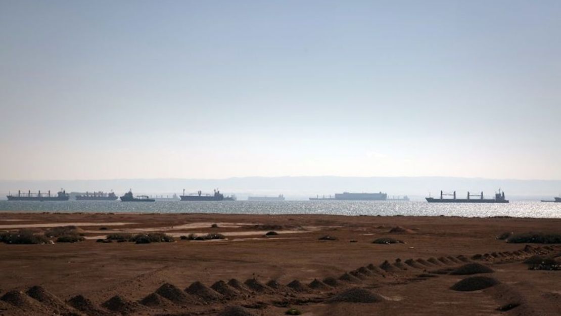 Buques de carga esperan en el mar Rojo cerca de la apertura del Canal de Suez, el 29 de marzo de 2021.