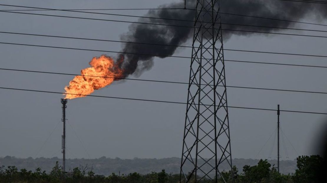 La llama de una chimenea de una planta refinadora de petróleo se ve a lo largo de la carretera entre El Furrial y Maturín en el estado Monagas, Venezuela, el 7 de abril de 2023. Crédito: YURI CORTEZ/AFP vía Getty Images