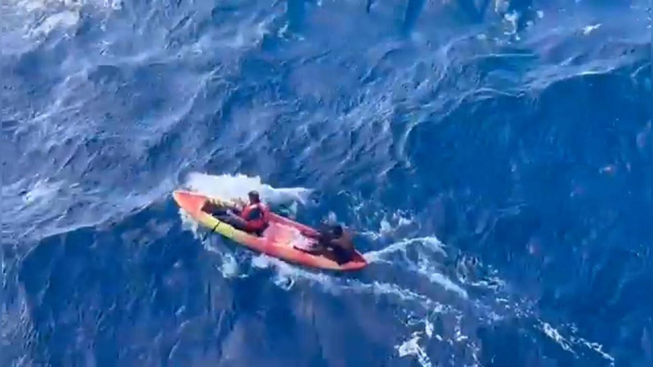 CNNE 1558883 - crucero carnival rescata a dos hombres en kayak del golfo de mexico