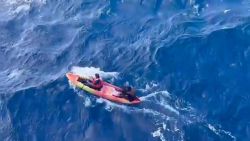 CNNE 1558883 - crucero carnival rescata a dos hombres en kayak del golfo de mexico