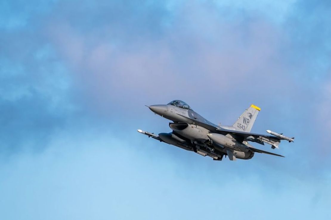 Un F-16 Fighting Falcon asignado al 80º Escuadrón de Caza despega de la Base Aérea de Kunsan, Corea del Sur, el 18 de septiembre de 2023.