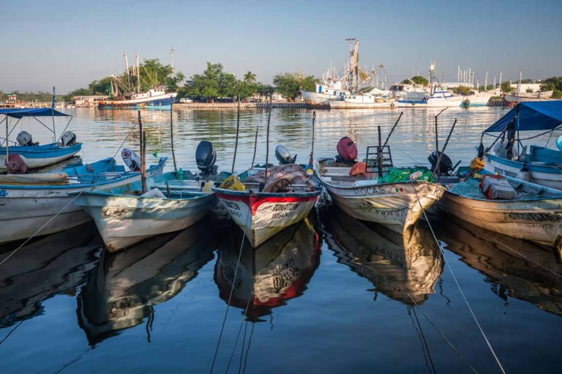 Barcos coloridos adornan el puerto de San Blas, en Nayarit. Crédito: Brian Overcast/Alamy Stock Photo