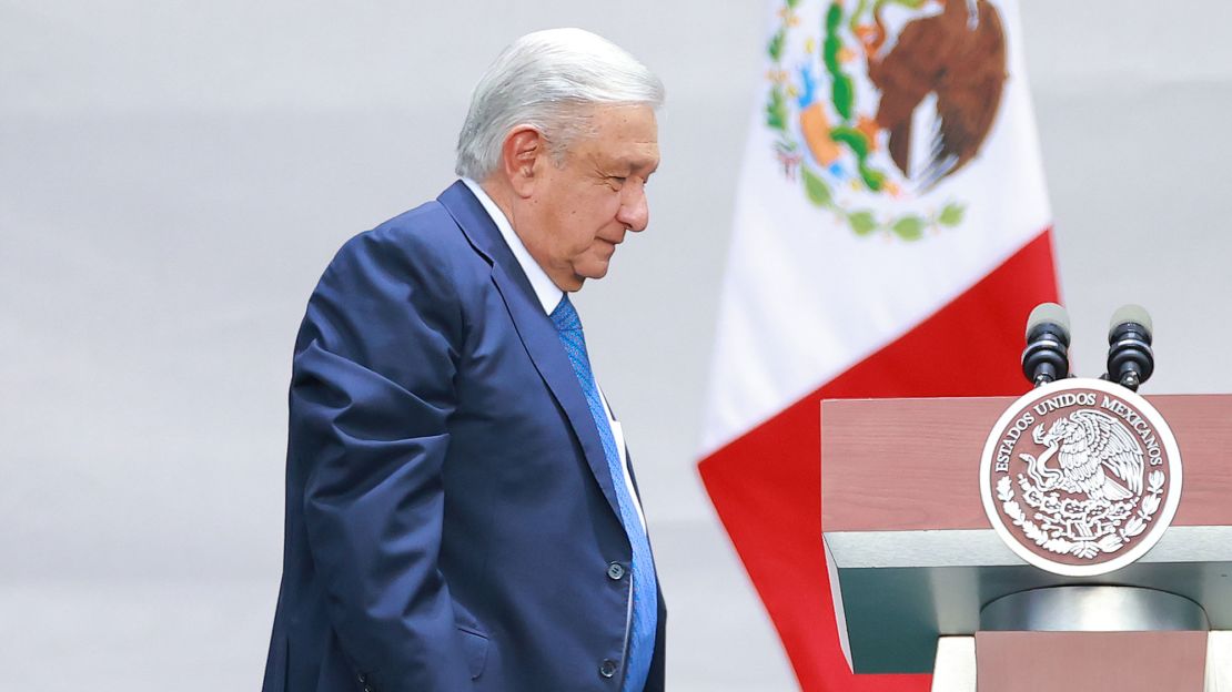 El presidente de México, Andrés Manuel López Obrador, sube al escenario durante la celebración del quinto año de la victoria en las elecciones presidenciales de 2018 en el Zócalo el 1 de julio de 2023 en Ciudad de México, México. Crédito: Héctor Vivas/Getty Images