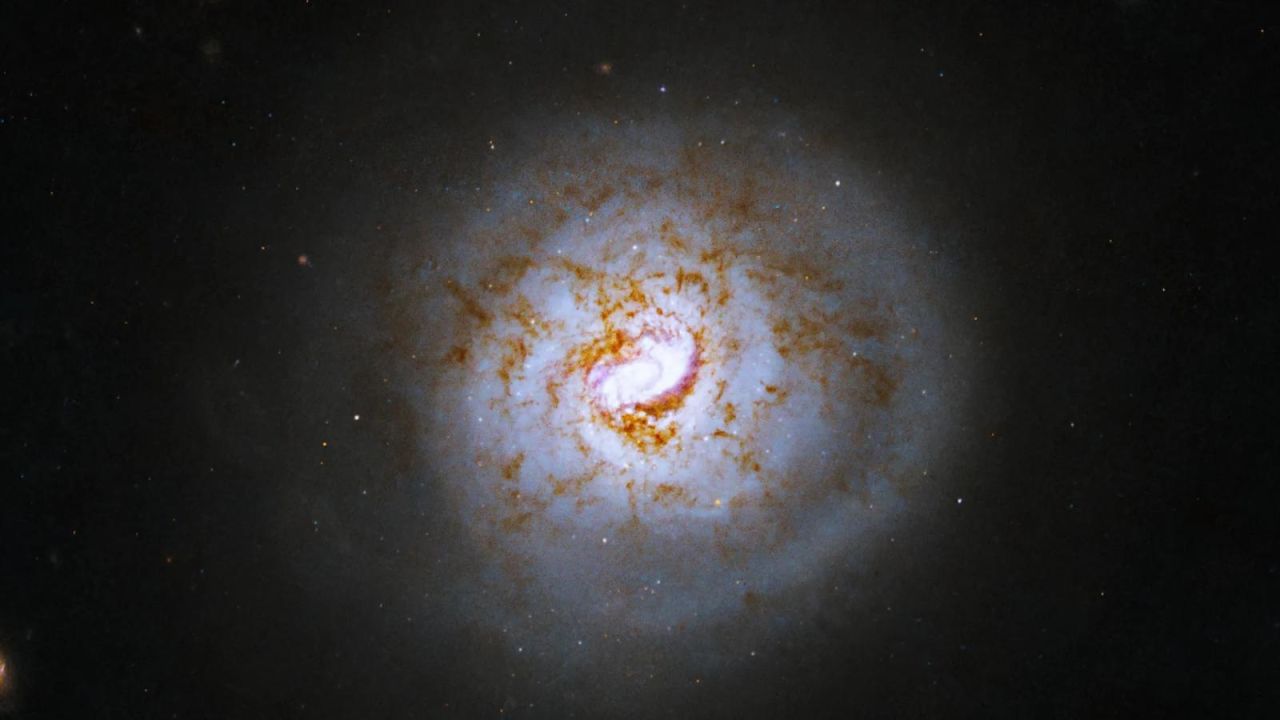 CNNE 1559261 - el telescopio espacial hubble descubre galaxia espiralada similar a una pelota de beisbol