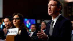 CNNE 1559292 - asi se disculpo mark zuckerberg con las familias durante audiencia