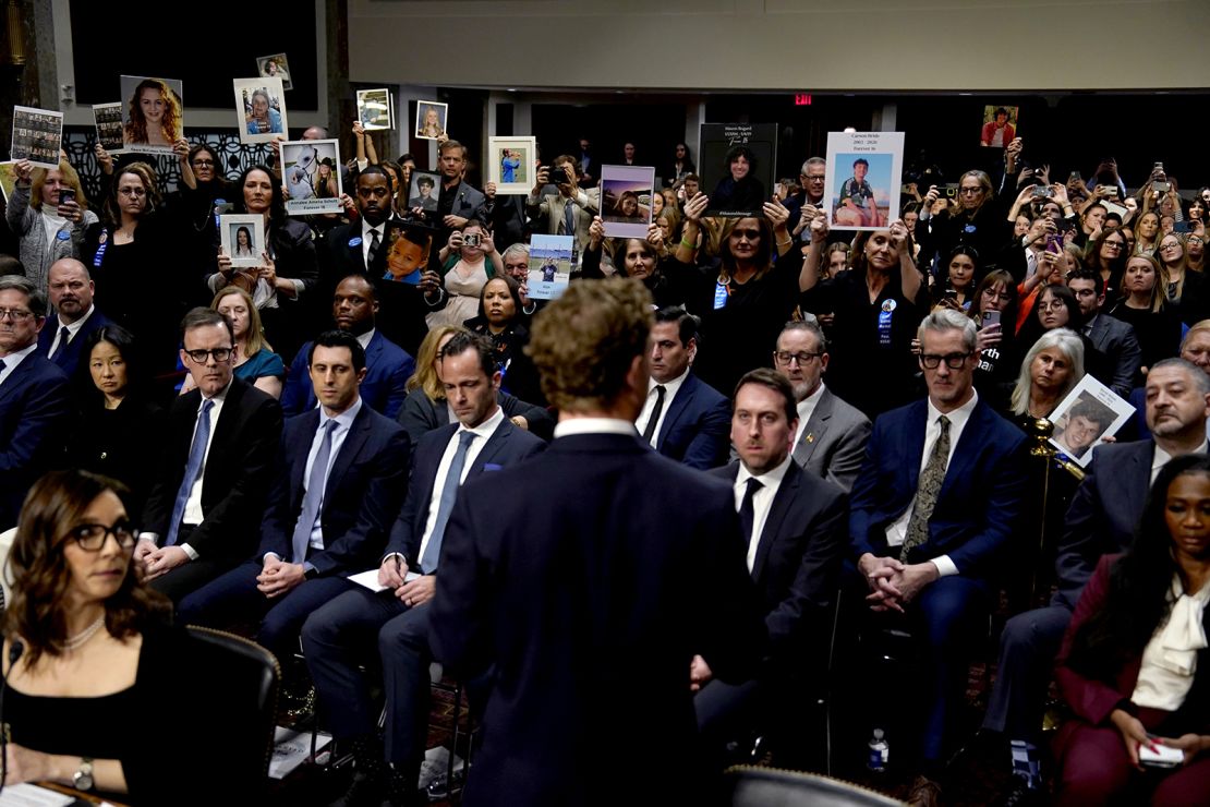 Mark Zuckerberg, en el centro, se dirige al público durante la audiencia de este miércoles de la Comisión Judicial del Senado en la ciudad de Washington.