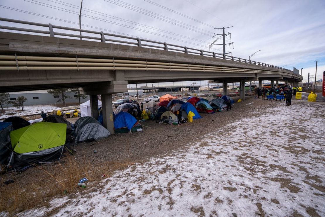 Venezolanos instalan este campamento al norte del centro de Denver, entre vías de tren y carreteras interestatales. Crédito: Evelio Contreras/CNN