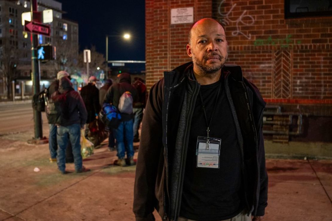 Robert Thompson, un veterano que lleva años lidiando con la falta de hogar, dijo que había visto cómo los recursos se agotaban con la afluencia de migrantes. Crédito: Evelio Contreras/CNN