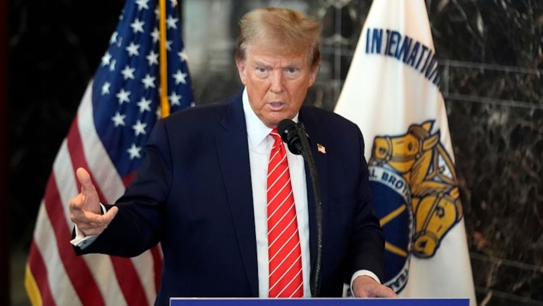 El expresidente Donald Trump habla después de reunirse con de Teamsters en la sede del sindicato en Washington, el 31 de enero de 2024.
