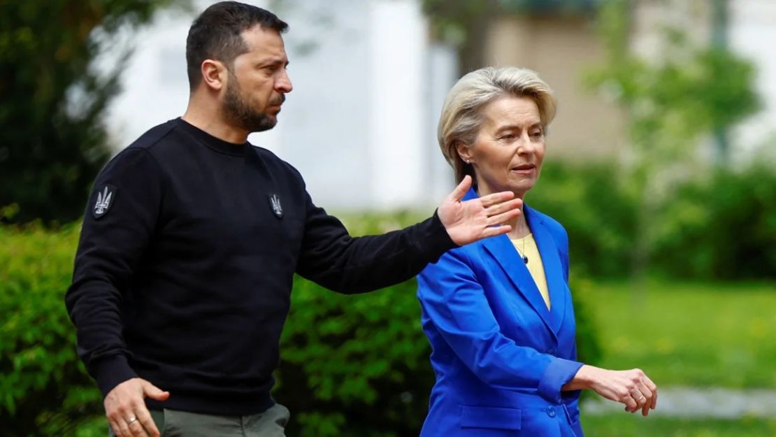 El presidente de Ucrania, Volodymyr Zelensky, camina con la presidenta de la Comisión Europea, Ursula von der Leyen, a una conferencia de prensa conjunta en Kiev el martes.