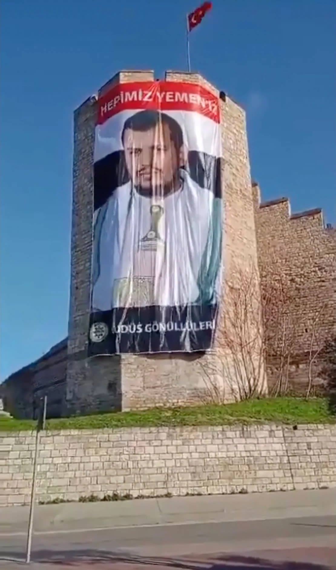 Un cartel gigante del líder rebelde yemení Abdel Malek al-Houthi apareció en las murallas de Constantinopla en Estambul. "Todos somos yemeníes", decía el texto.