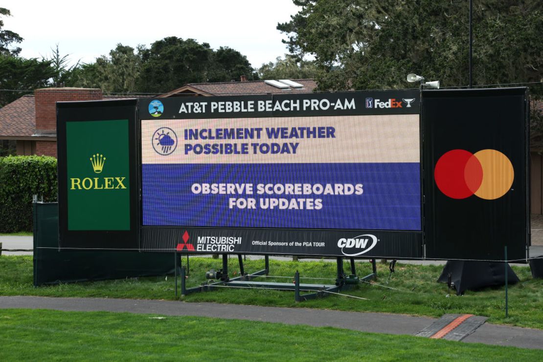 Un cartel informa sobre una alerta climática el 31 de enero de 2024, en Pebble Beach, California.