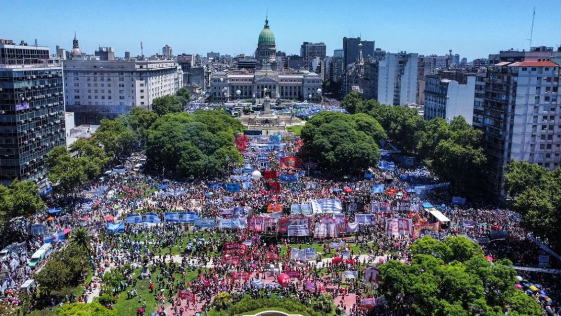 Cientos de manifestantes contra las reformas de Milei llenan la plaza del Palacio del Congreso Nacional en Buenos Aires, Argentina, el 24 de enero de 2024.