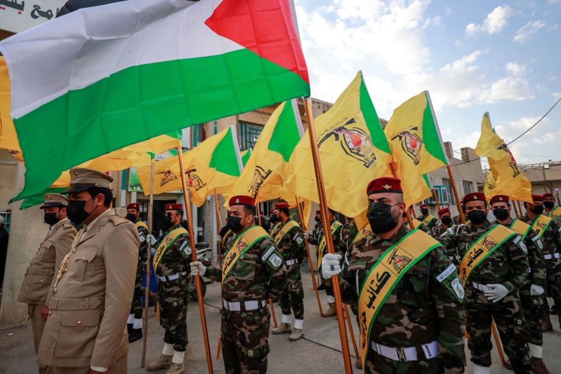 Miembros de las brigadas de Hezbollah, Kataib Hezbollah, asisten al funeral de Fadel al-Maksusi, un combatiente que también formaba parte de la "resistencia islámica en Iraq", el grupo que ha reivindicado todos los recientes ataques contra soldados estadounidenses en Iraq y Siria, en Bagdad el 21 de noviembre de 2023. Crédito: Ahmad Al-Rubaye/AFP/Getty Images