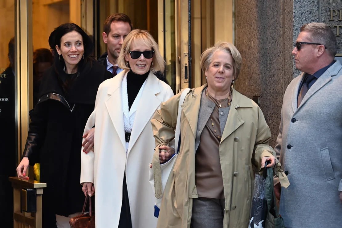 E. Jean Carroll y la abogada Roberta Kaplan (R) saliendo del Tribunal Federal de Manhattan el 26 de enero de 2024 en la ciudad de Nueva York.