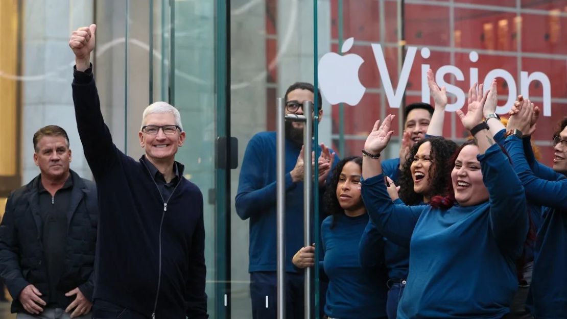 El CEO de Apple, Tim Cook, y empleados de Apple saludan a los clientes que llegan para comprar los auriculares Vision Pro de Apple en la tienda Apple Fifth Avenue de Manhattan en Nueva York, Estados Unidos, 2 de febrero de 2024.