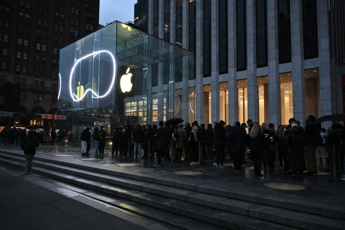 La gente hace cola frente a la tienda Apple de Nueva York el 2 de febrero de 2024, cuando el Vision Pro sale a la venta en las Apple Store estadounidenses.